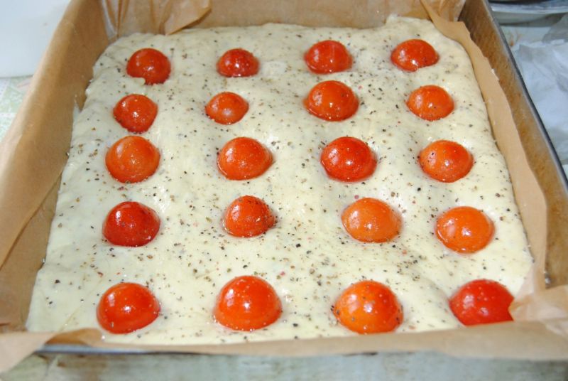 Drożdżowy chlebek  z pomidorkami koktajlowymi 