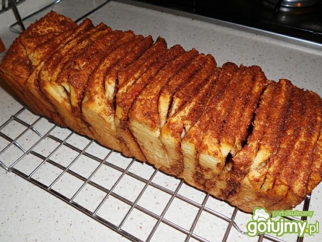 Drożdżowy cynamonowiec do odrywania