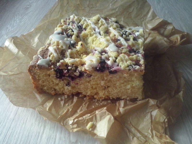 Drożdżowy leniwiec z czarną porzeczką 