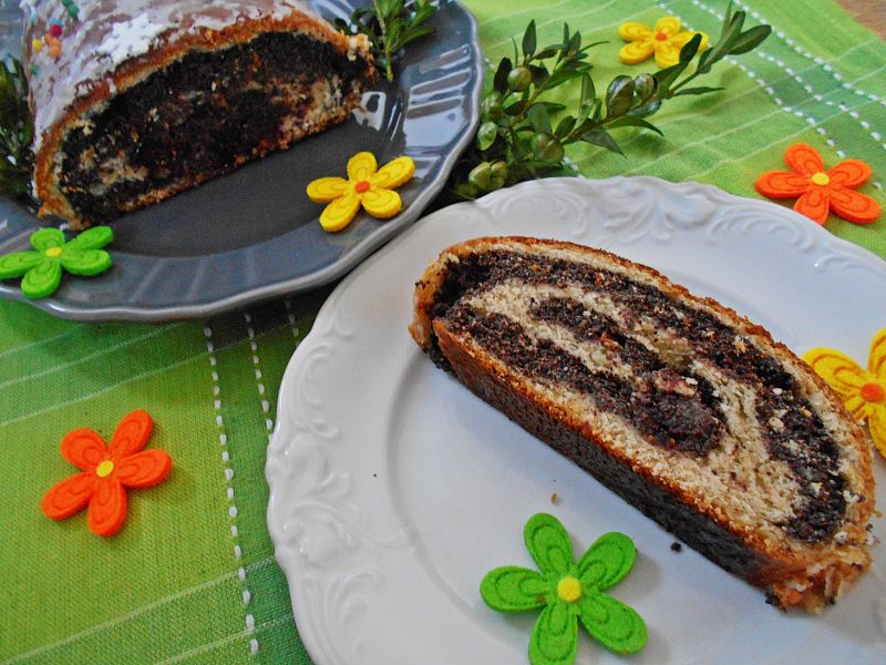 Drożdżowy makowiec z żurawiną