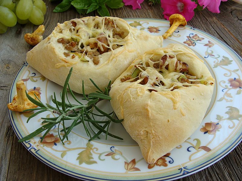 Drożdżowy pieróg z kurkami cukinią i mięsem