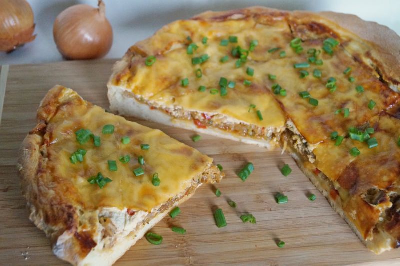 Drożdżowy placek z cukinią i cebulą