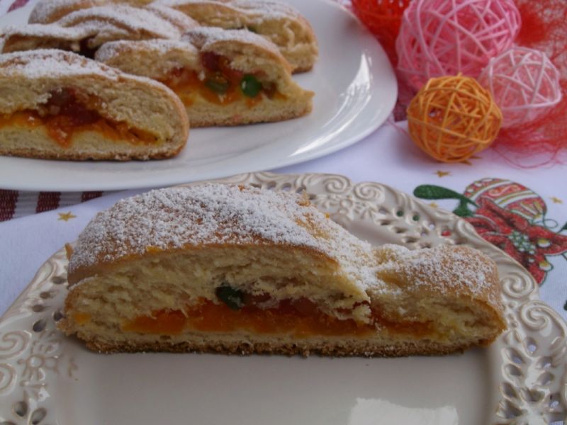 Drożdżowy przeplataniec z bakaliami