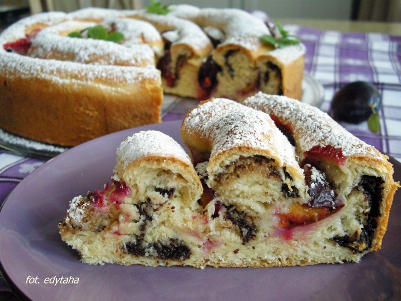 Drożdżowy ślimak z masą makową i śliwkami Drożdżowy ślimak z masą makową i śliwkami