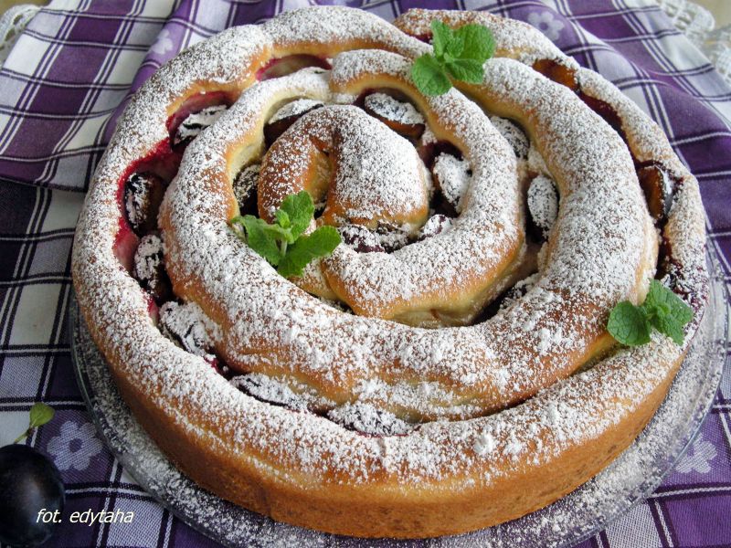 Drożdżowy ślimak z masą makową i śliwkami Drożdżowy ślimak z masą makową i śliwkami