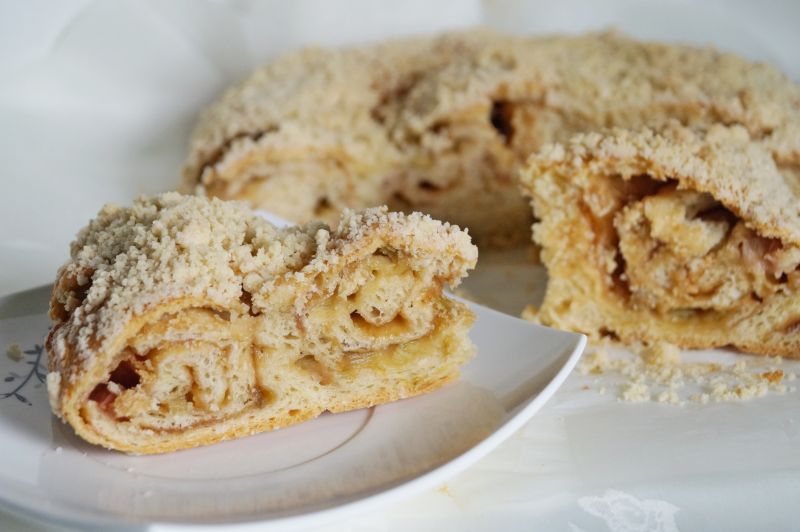 Drożdżowy ślimak z rabarbarem i lecytyną