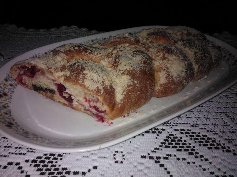 Drożdżowy warkocz z wiśniami i kawową czekoladą Drożdżowy warkocz z wiśniami i kawową czekoladą