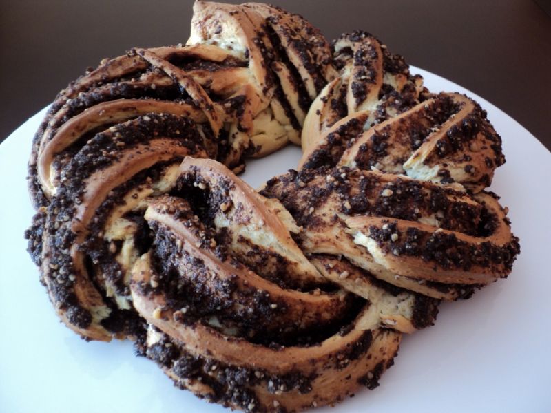 Drożdżowy wieniec orzechowo-kakaowy