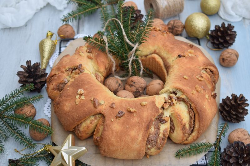 Drożdżowy wieniec z orzechowym nadzienieniem Drożdżowy wieniec z orzechowym nadzienieniem