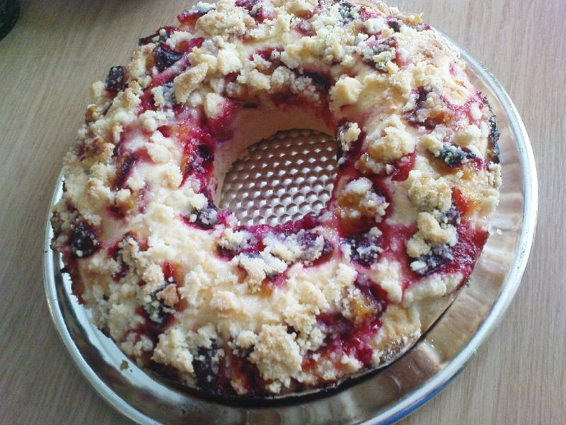Drożdżowy wieniec ze śliwkami