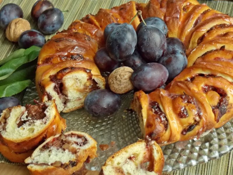 Drożdżowy wieniec ze śliwkami i orzechami Drożdżowy wieniec ze śliwkami i orzechami