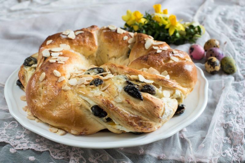 Drożdżowy wieniec ze śliwkami kalifornijskimi