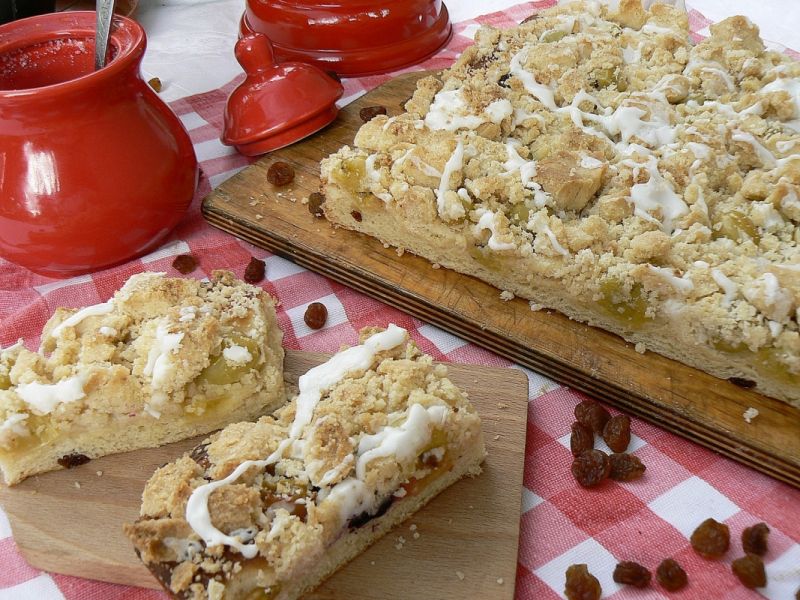 Drożdżowy z agrestem i rodzynkami