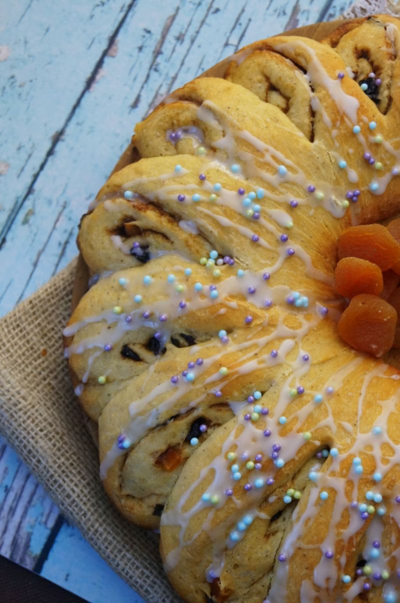 Drożdżowy zawijaniec z  suszonymi owocami