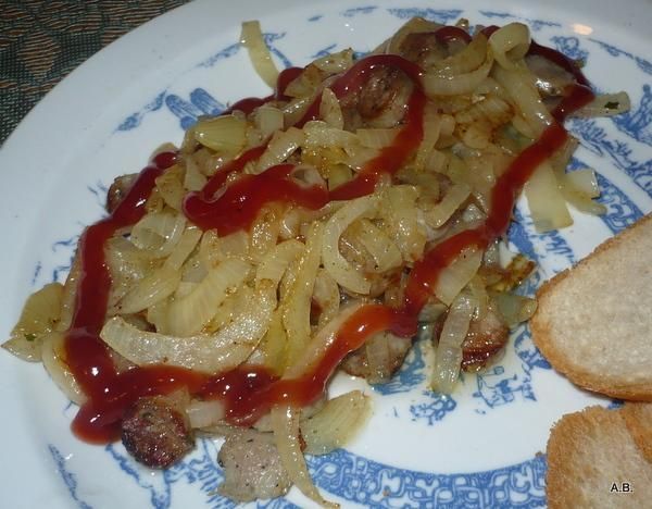 Duszona cebulka z kiełbaską Duszona cebulka z kiełbaską