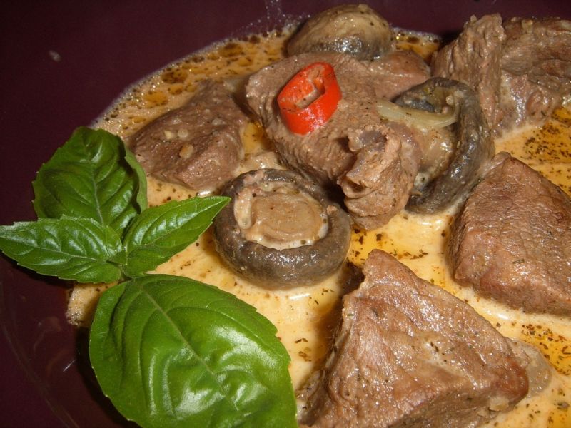 Duszona cielęcina z maderą i grzybami Duszona cielęcina z maderą i grzybami