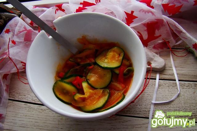 Duszona cukinia  w cebuli  i pomidorach  Duszona cukinia  w cebuli  i pomidorach