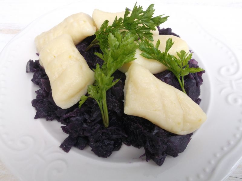 Duszona czerwona kapusta podana z kopytkami