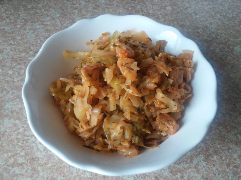 Duszona kapusta na pomidorowo z białą kiełbasą