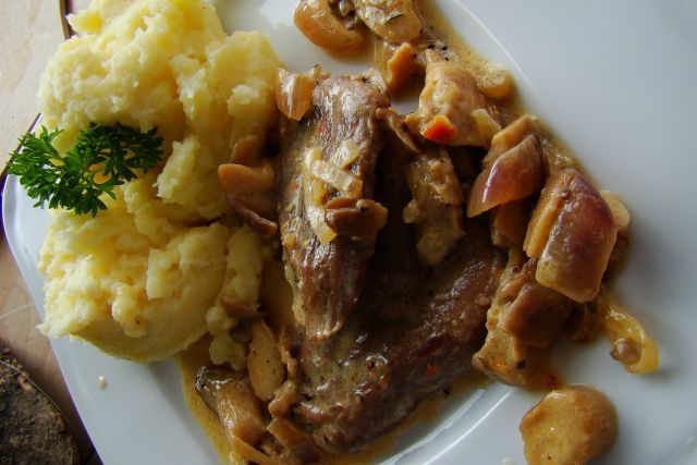 Duszona karkóweczka z boczniakami  Duszona karkóweczka z boczniakami