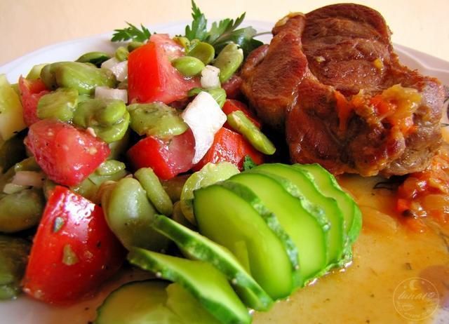 Duszona karkówka i sałatka z bobu