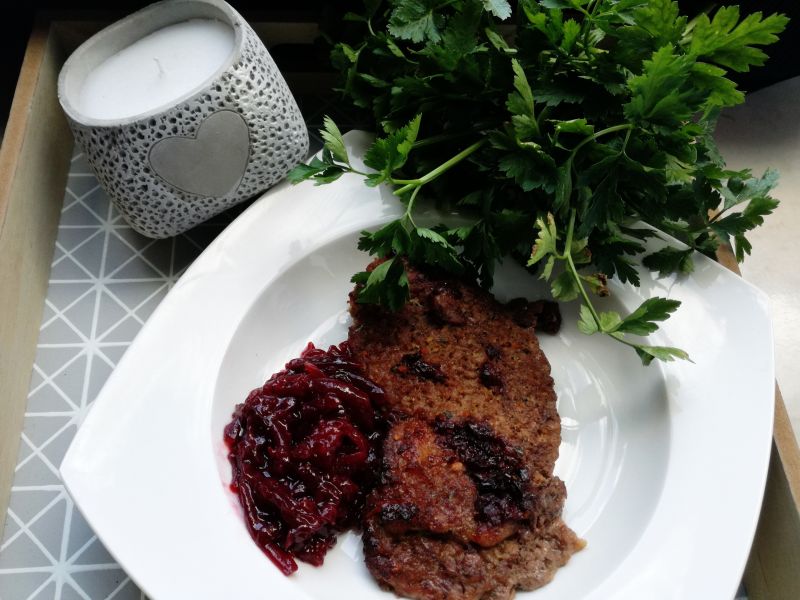 Duszona karkówka z dzemem wisniowym