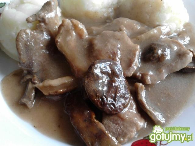 Duszona karkówka z grzybami