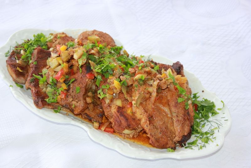 duszona karkówka z grzybami i warzywami