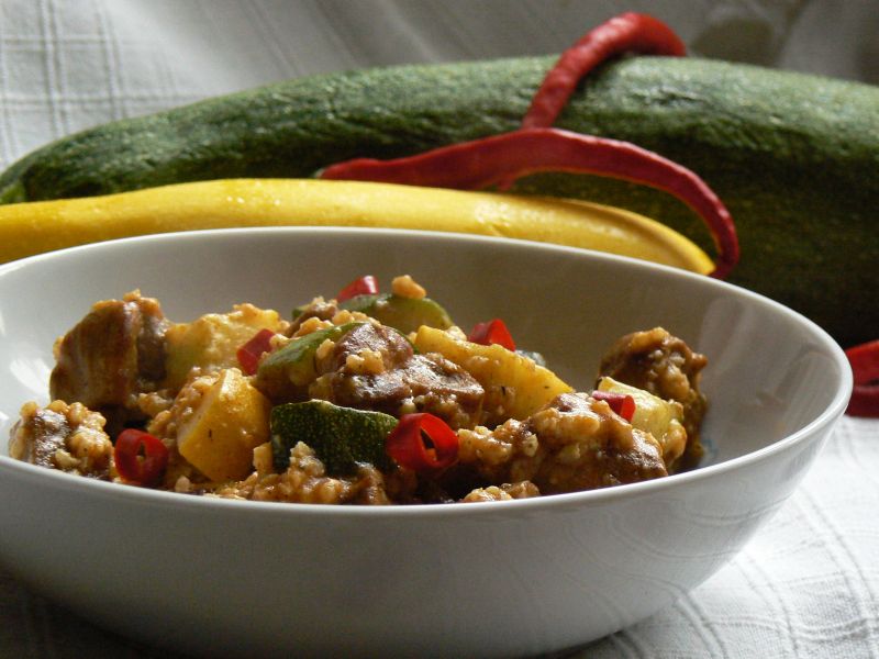 Duszona karkówka z kolorową cukinią