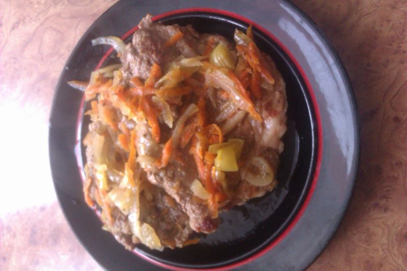 Duszona karkówka z warzywami