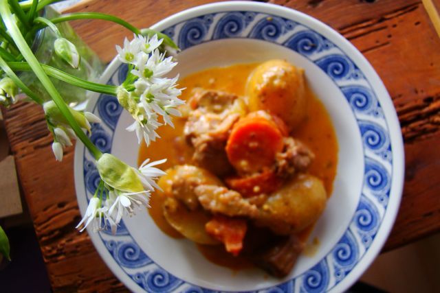 Duszona karkówka z ziemniakami i marchewką 