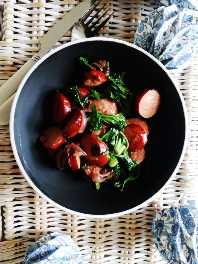 Duszona kiełbaska z jarmużem do ziemniaków Duszona kiełbaska z jarmużem do ziemniaków