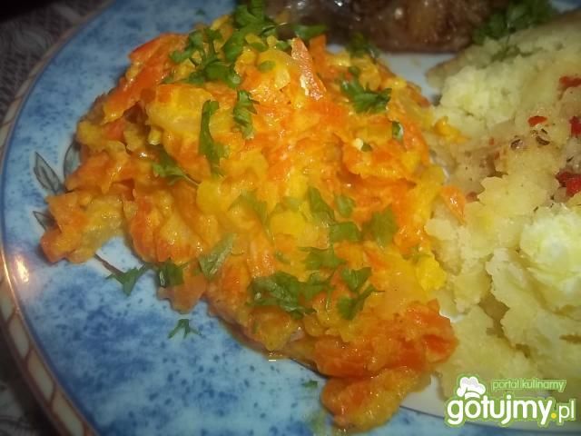 Duszona marchewka z białą rzodkwią
