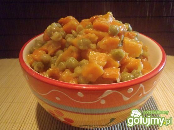 Duszona marchewka z groszkiem .. Duszona marchewka z groszkiem ..