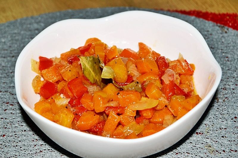Duszona marchewka z papryką i cebulą