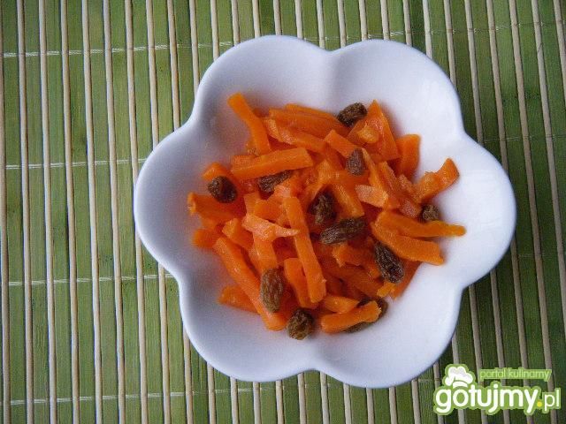 Duszona marchewka z rodzynkami
