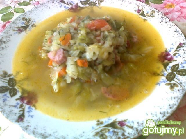 Duszona młoda kapusta z kiełbasą