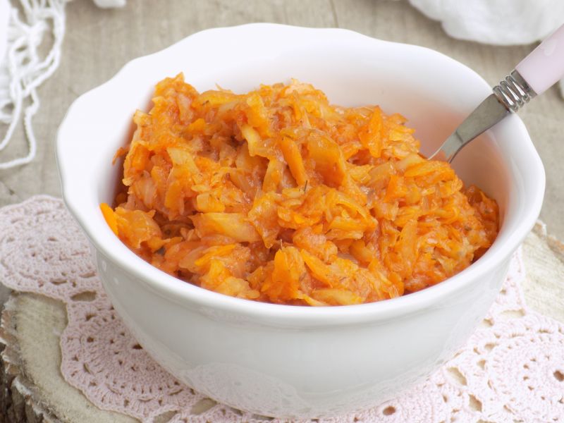 Duszona młoda kapusta z warzywami