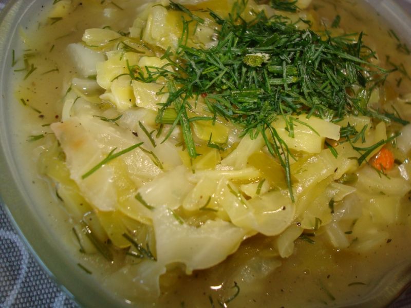 Duszona młoda kapustka zasmażana z koperkiem