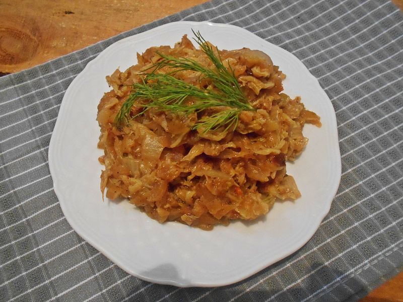 Duszona pekinka z jabłkiem