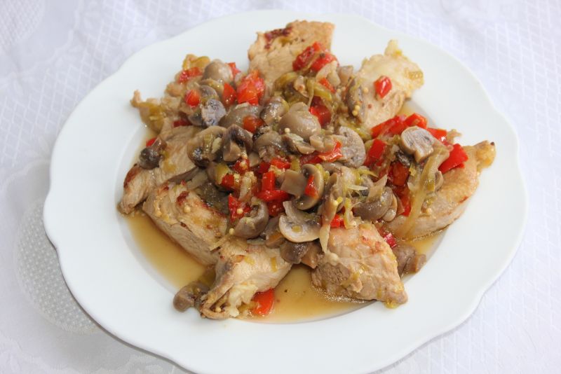 Duszona pierś kurczaka z pieczarkami