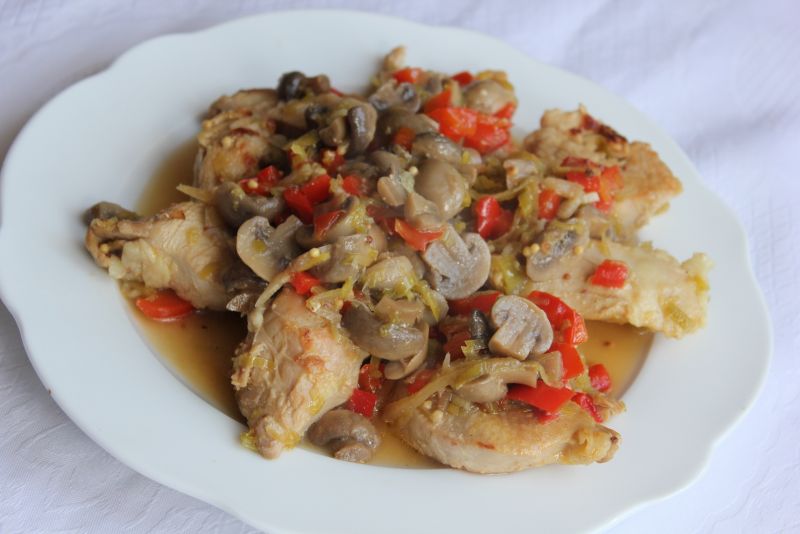 Duszona pierś kurczaka z pieczarkami