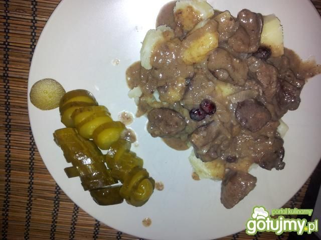 Duszona wątróbka z żurawiną