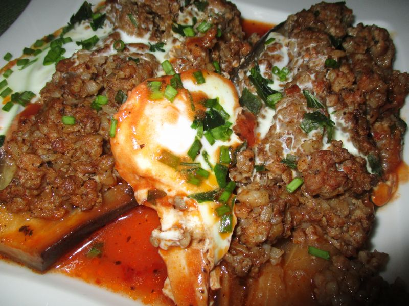 Duszone bakłażany z mięsem mielonym