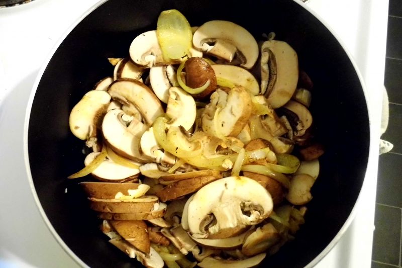 Duszone Brązowe Pieczarki z Cebulką