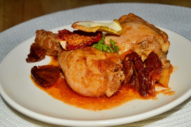 Duszone ćwiartki z kurczaka w sosie pomidorowym  