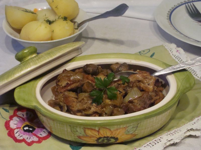 Duszone mięsko z pieczarkami 