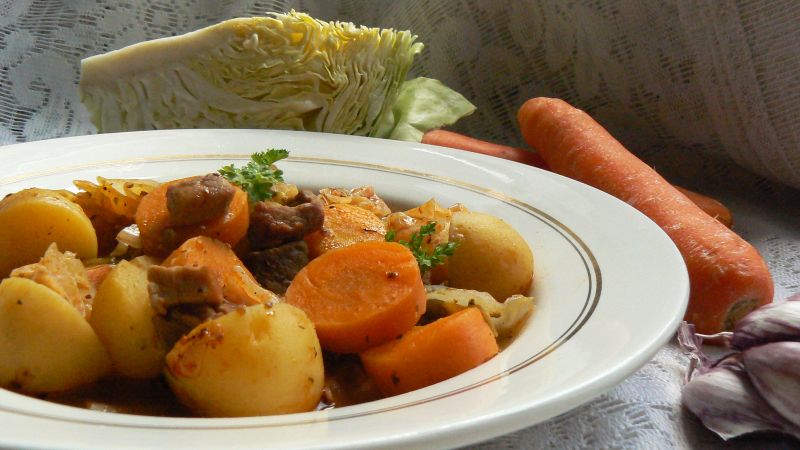 Duszone młode warzywa z szynką wieprzową