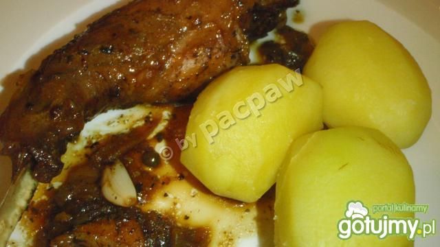 Duszone nogi królicze z cebulką Duszone nogi królicze z cebulką
