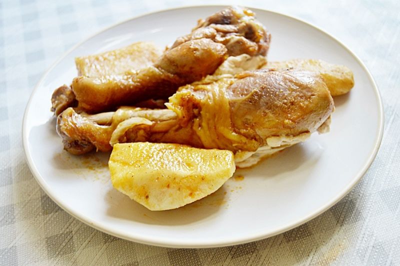 Duszone pałki z kurczaka z jabłkami